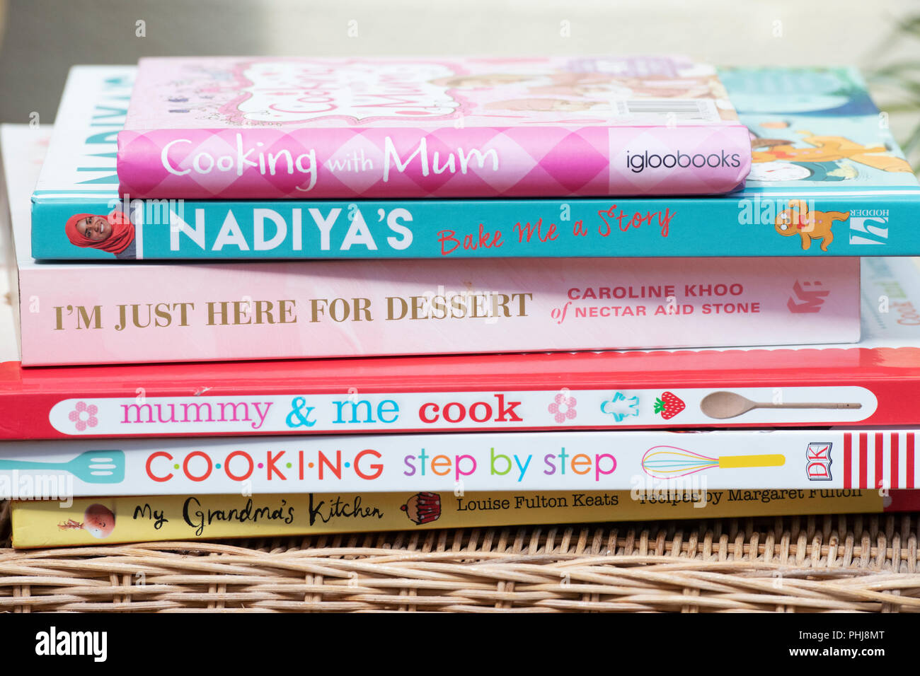 Pile de livres pour enfants apprendre à cuisiner. UK Banque D'Images