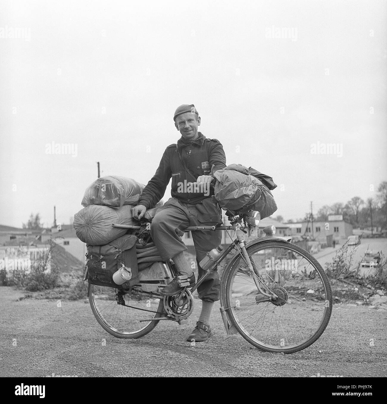1940 l'homme sur sa bicyclette. Lennart Berg est debout avec son vélo comme le nouveau champion du monde de vélo de tourisme. Comment ce titre est acchieved n'est pas clair, mais cette longue distance à vélo se fait le long d'un ou plusieurs sentiers de vélo en Suède et à l'étranger. Le vélo est lourdement chargé avec tente, sac de couchage et d'autres articles nécessaires en randonnée le long du sentier. La Suède 1945 ref BV100-9 Banque D'Images