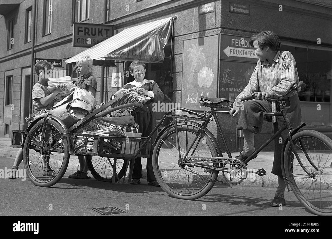 1940 enfants. Scène de l'Kvarterets olycksfågel 1947 film suédois. Les garçons travaillent très messangers comme location et faisant des livraisons à gagner de l'argent supplémentaire. Suède 1947 Banque D'Images