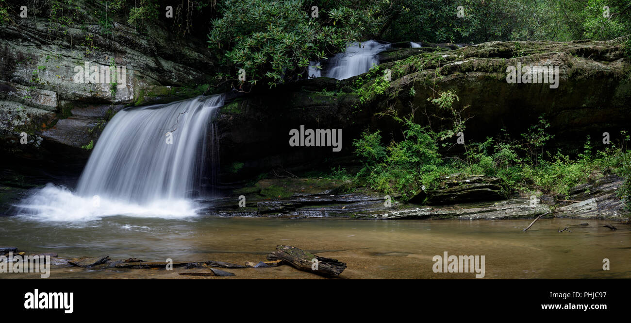 Stich panoramique montrant les formations rocheuses uniques entourant Raper Creek Falls à Clarkesville, Georgia. Banque D'Images