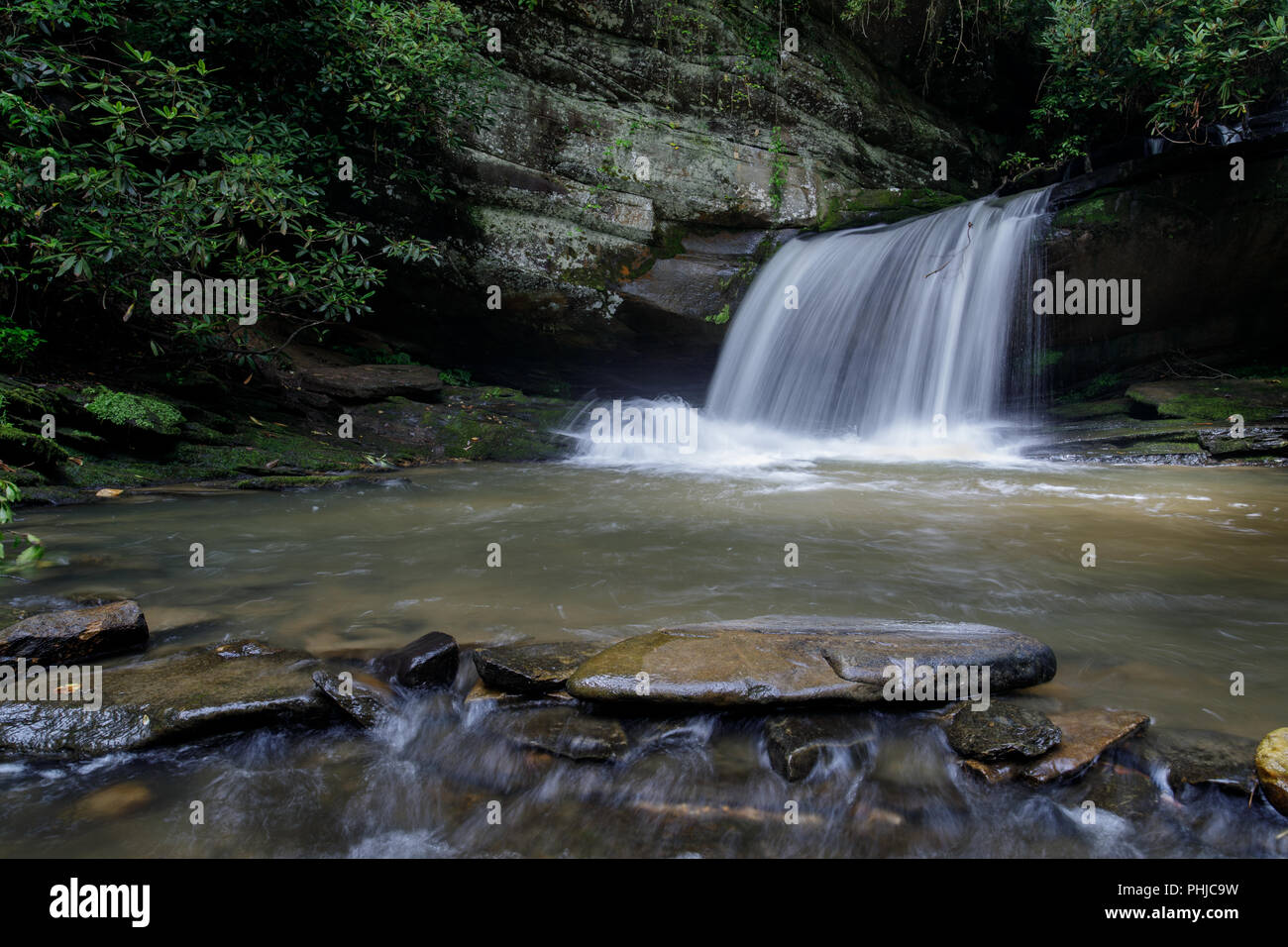 Après-midi d'été à Raper Creek Falls à Clarkesville, Georgia. Banque D'Images