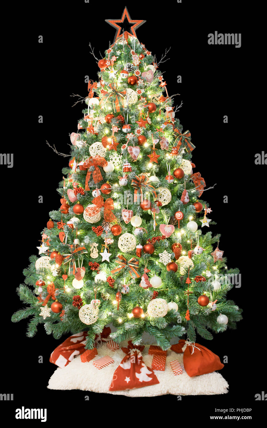 Arbre de Noël moderne décorée avec des ornements de cru, de lumières et de rouge-blanc des cadeaux. Isolé sur fond noir Banque D'Images
