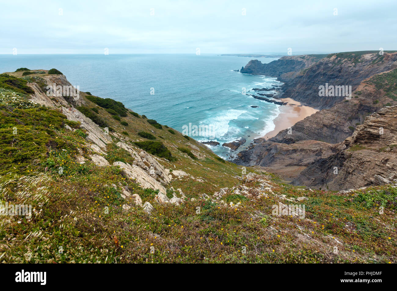 Côte rocheuse de l'Atlantique d'été (Algarve, Portugal). Banque D'Images