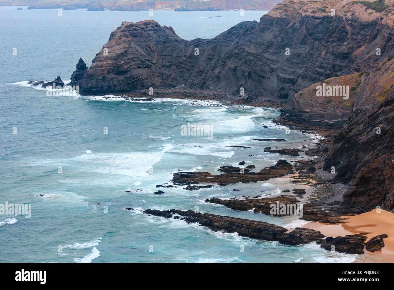 Côte rocheuse de l'Atlantique d'été (Algarve, Portugal). Banque D'Images