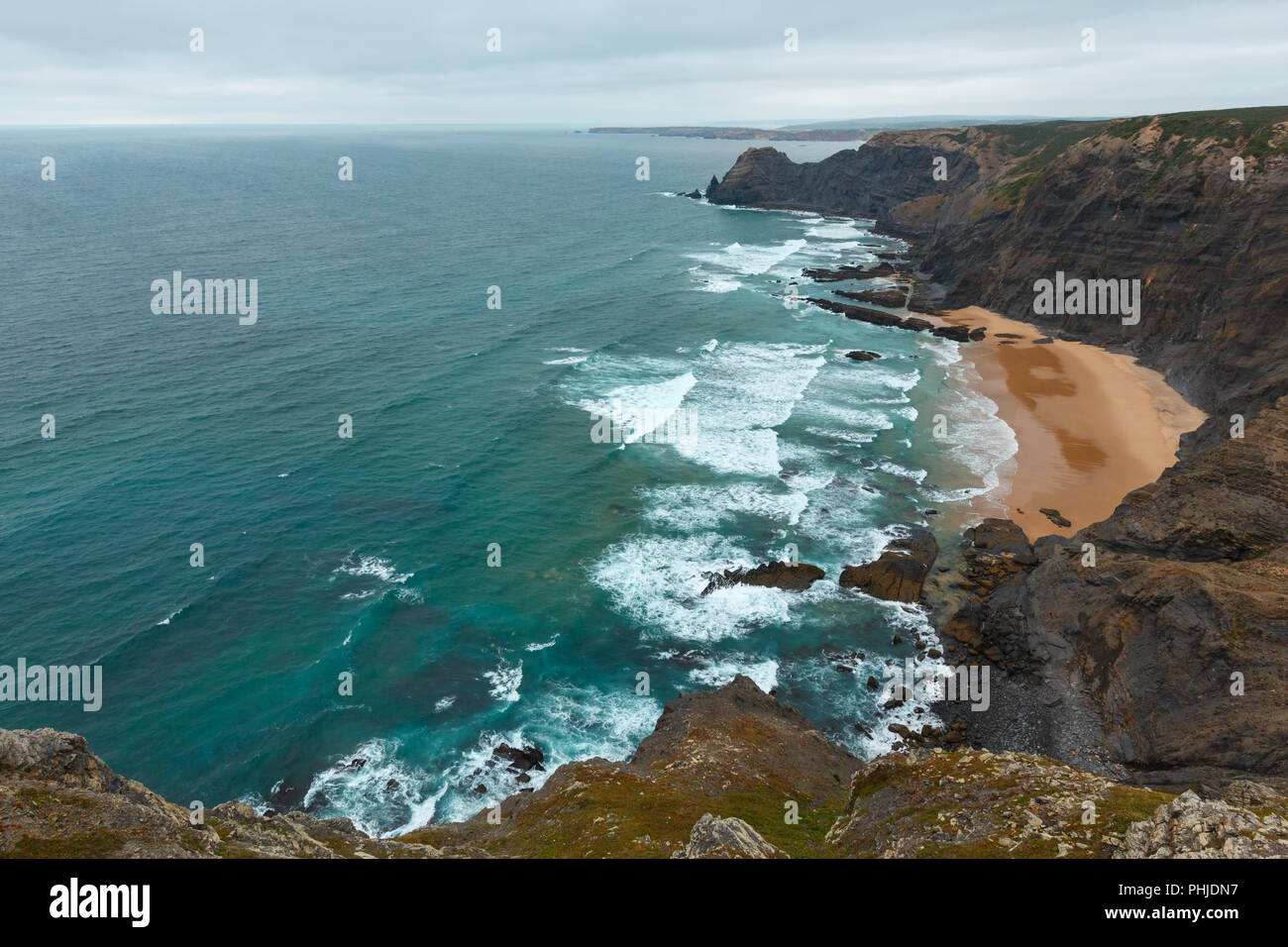 Côte rocheuse de l'Atlantique d'été (Algarve, Portugal). Banque D'Images