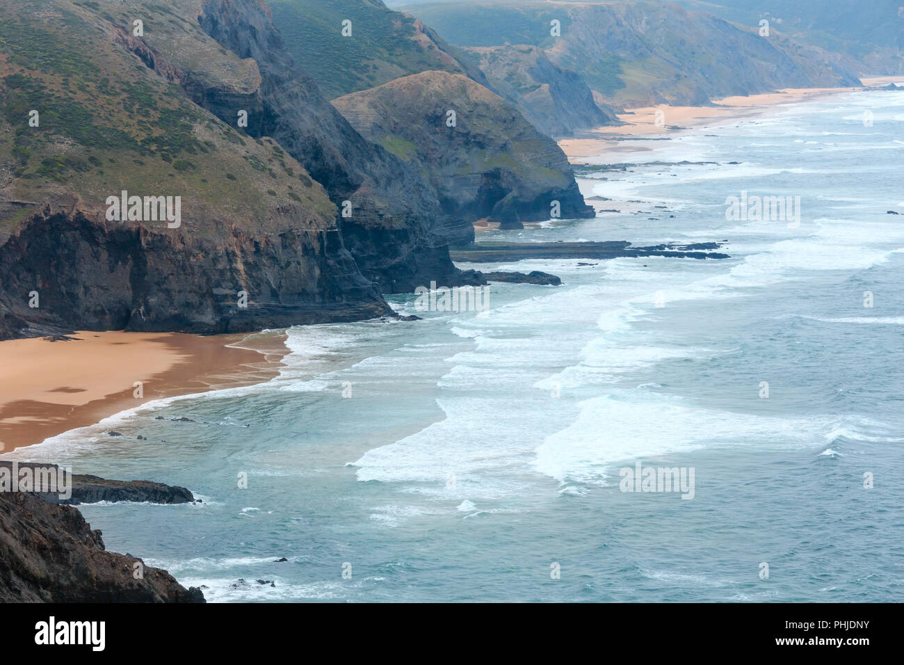 Côte rocheuse de l'Atlantique d'été (Algarve, Portugal). Banque D'Images