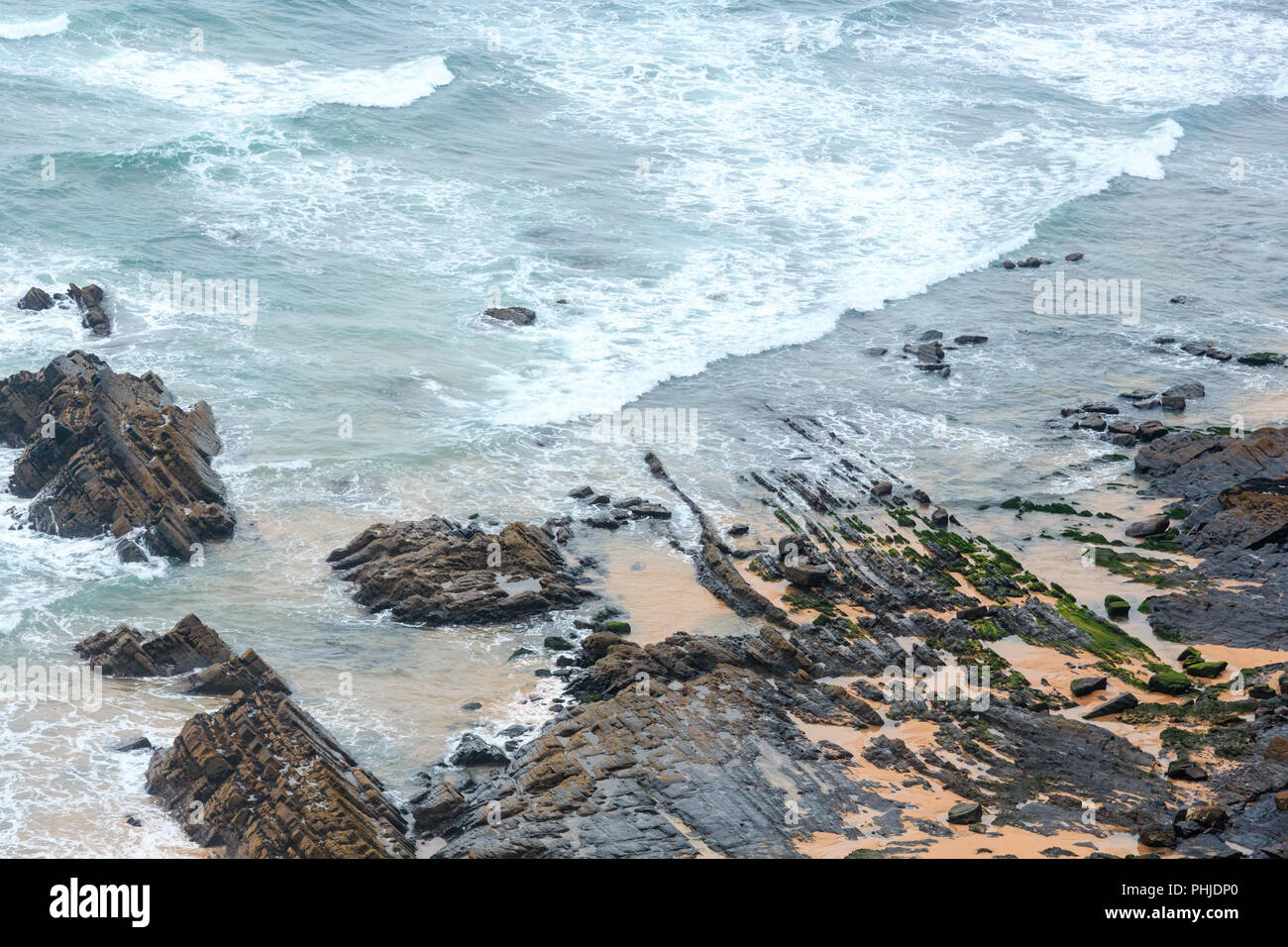 Côte rocheuse de l'Atlantique d'été (Algarve, Portugal). Banque D'Images