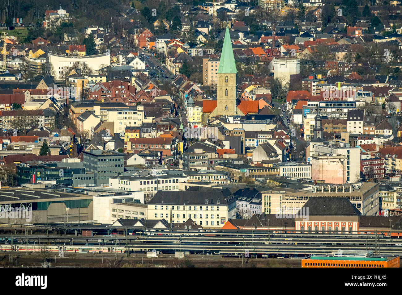 Vue de Hamm , avec vue sur la gare principale et avec une extrême Pauluskirche téléobjectif à meilleures vues de Hamm en NRW. Hamm, de la Ruhr, au Nord Rhin Banque D'Images