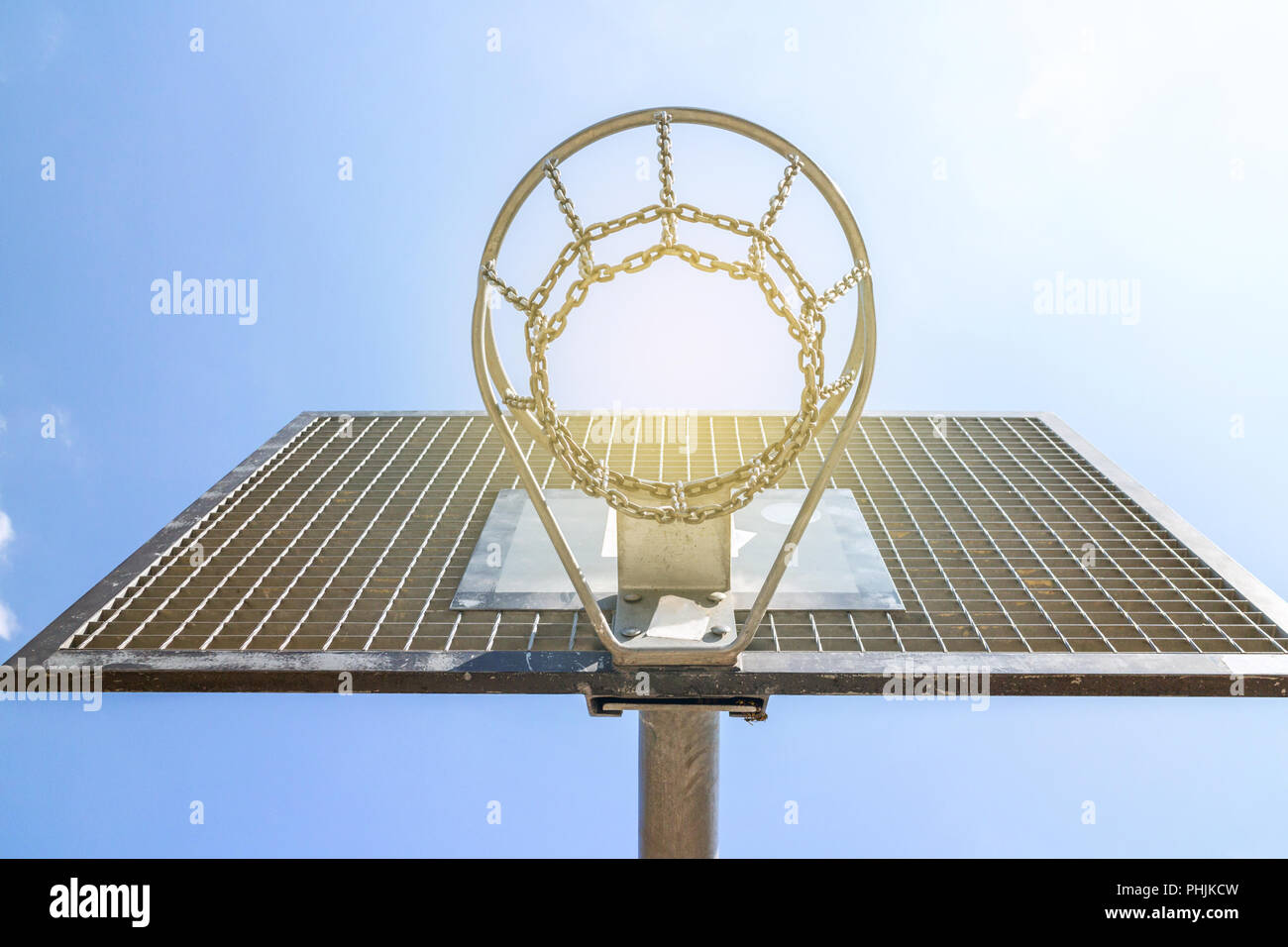 Basket-ball street ball low angle net against sky Banque D'Images