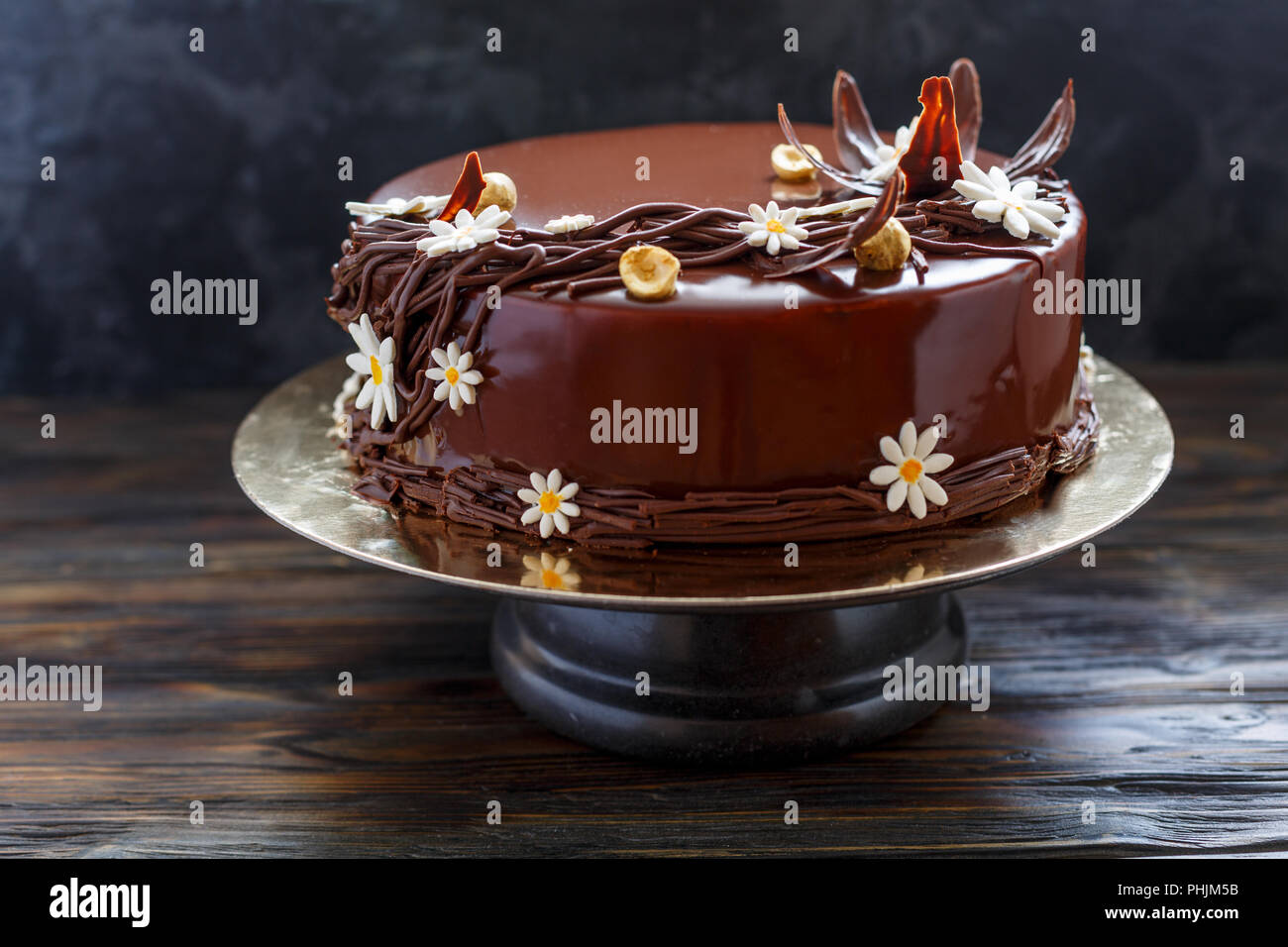 Gâteau glacé au chocolat avec décor floral. Banque D'Images