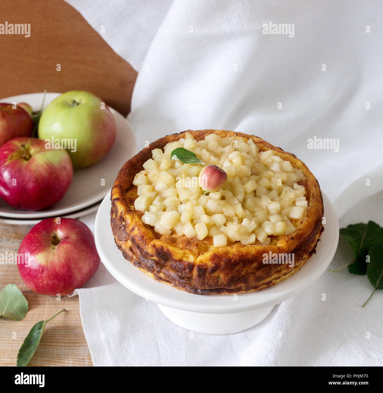 Cheesecake ou cassolette de fromage blanc aux pommes, servi avec sauce aux pommes compote. De style rustique, selective focus. Banque D'Images