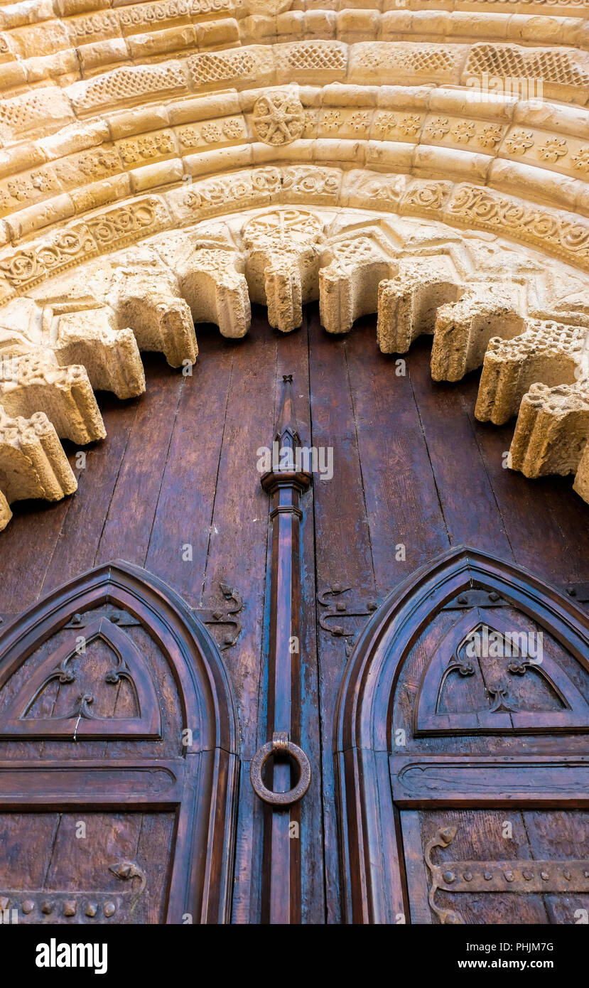 Porte de l'église médiévale. Banque D'Images