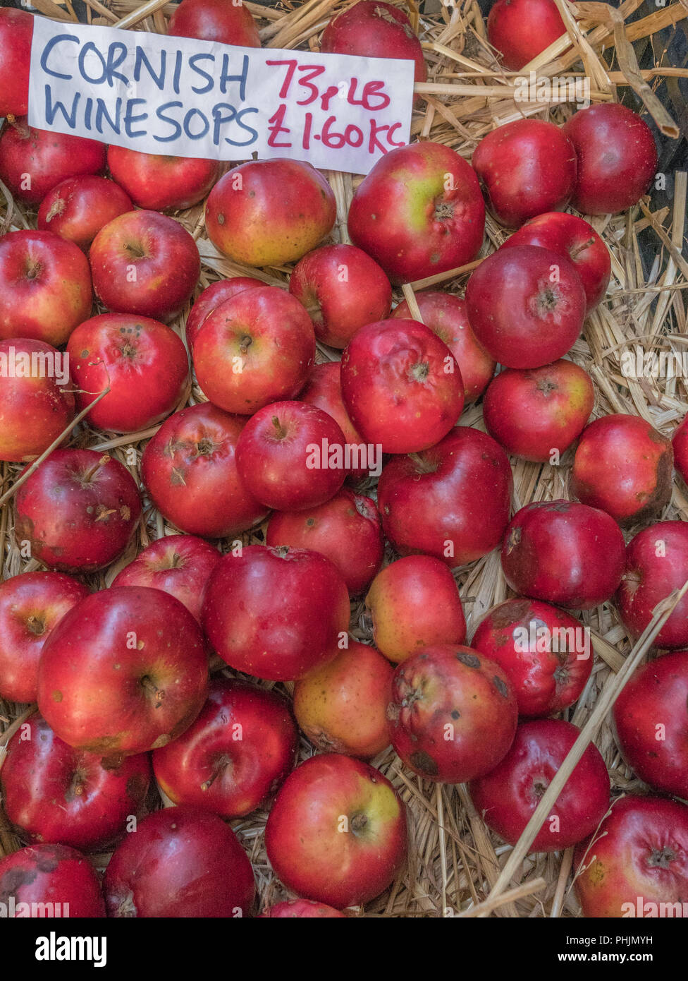 / Produits localement cultivées Cornish pommes sur la vente. Possible métaphore de pénuries de pénuries alimentaires, fruits, produits frais, 5 24 / 5 par jour. Banque D'Images