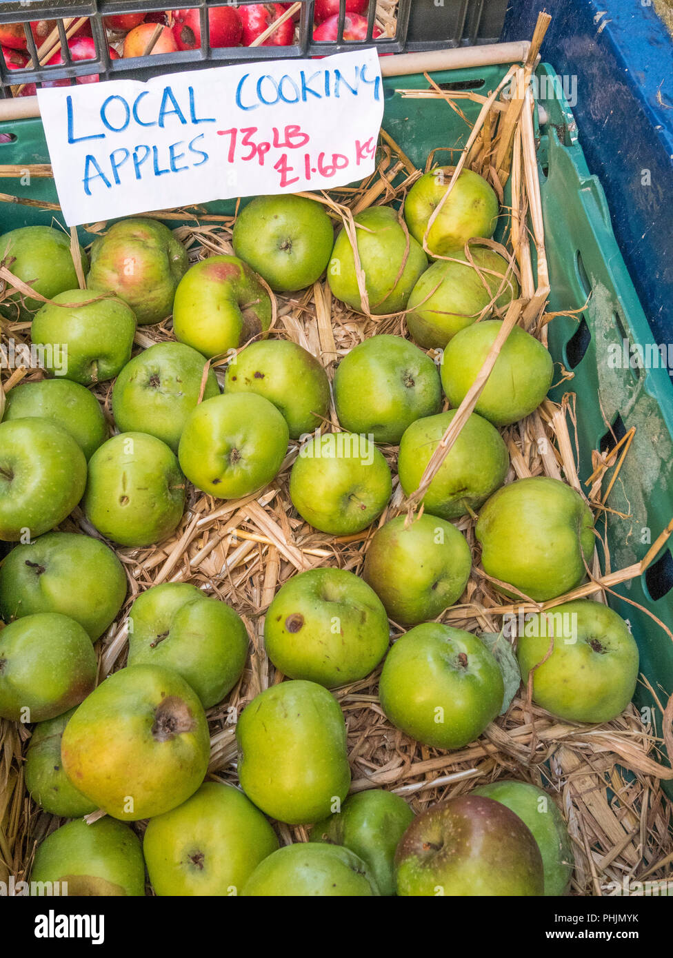Pommes cornish produites/cultivées localement en vente. Pour les pénuries de fruits, les pénuries alimentaires, les produits frais, 5 par jour / cinq par jour, concept de microaffaires. Banque D'Images
