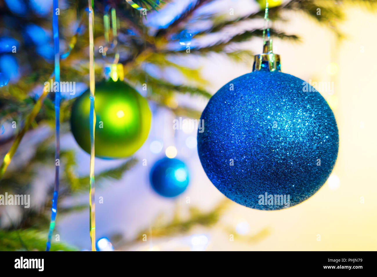 Maison de vacances bleu et vert avec des boules de sapin de Noël Banque D'Images