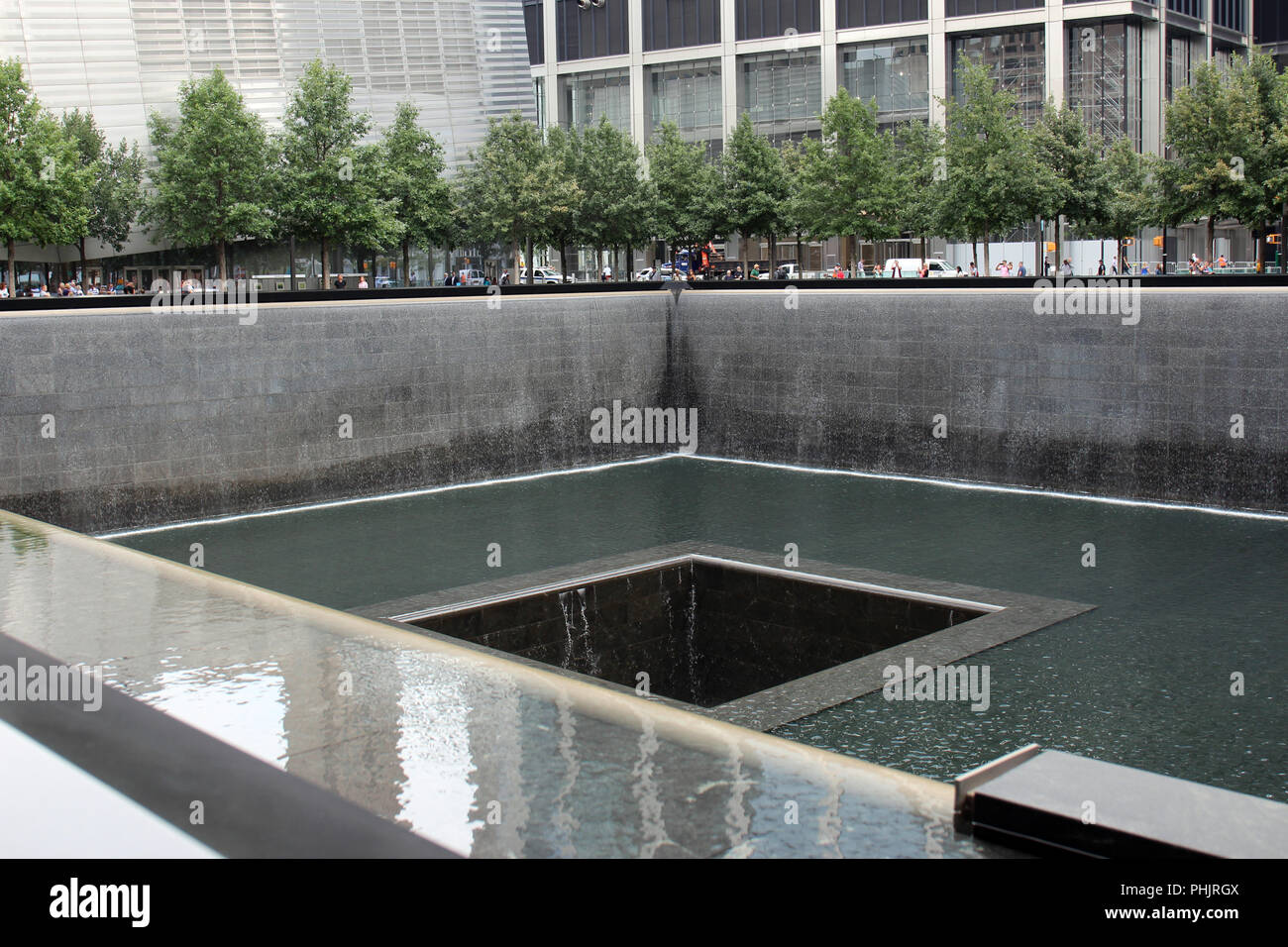 L'un des miroirs de la Mémorial National du 11 septembre à Manhattan, New York, USA Banque D'Images