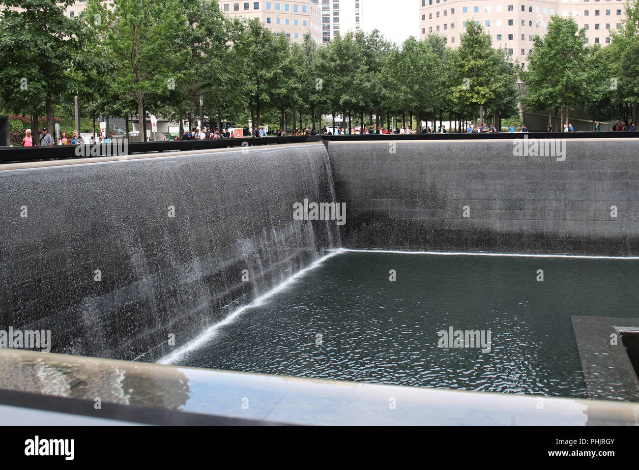 Deux côtés de l'un des miroirs de la Mémorial National du 11 septembre à Manhattan, New York, USA Banque D'Images