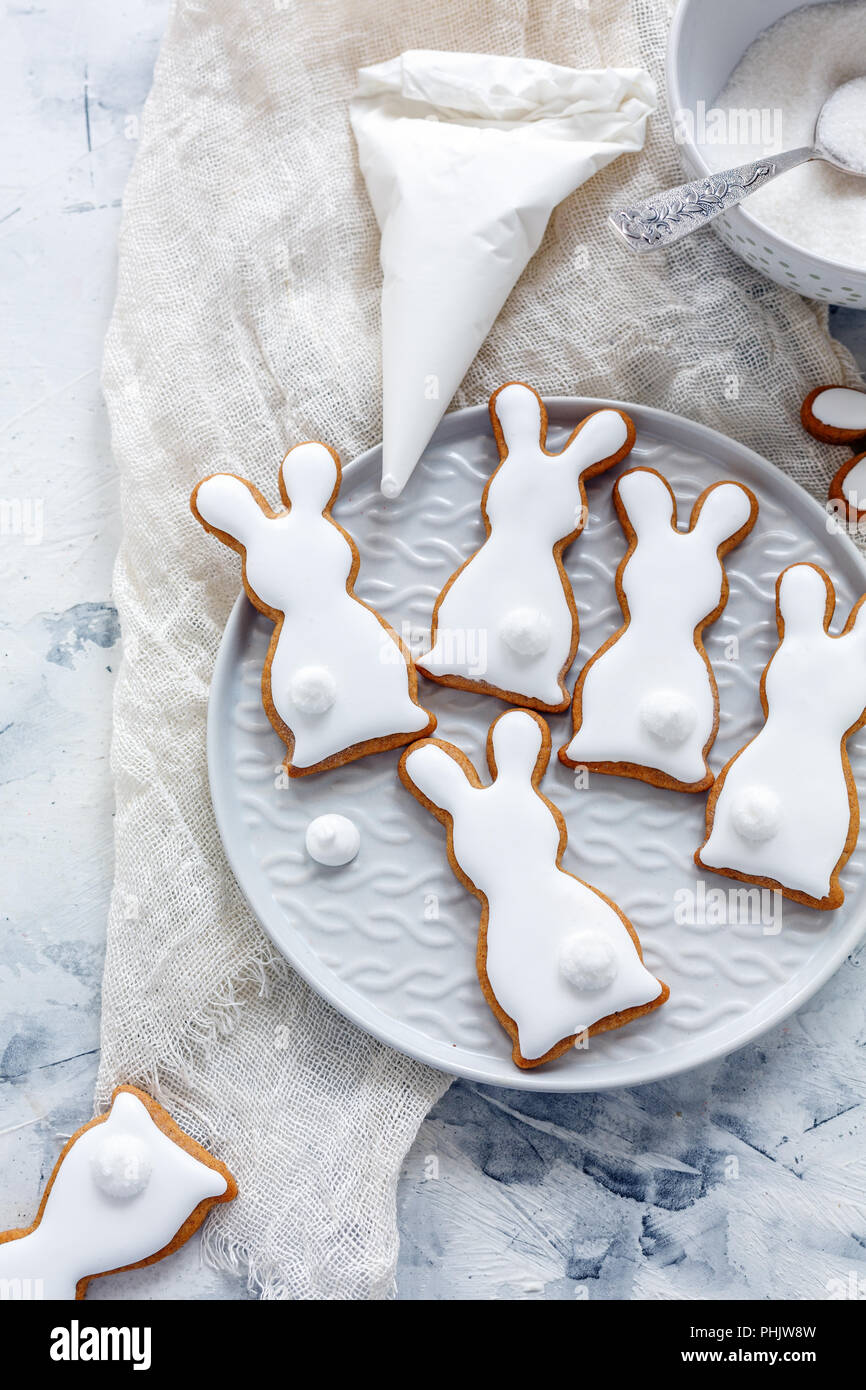 Les cookies de Pâques glacé sous forme de lapins. Banque D'Images
