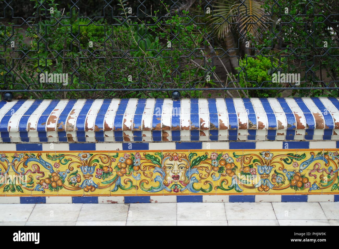 Vieux banc en mosaïque à Cadix, Andalousie Banque D'Images