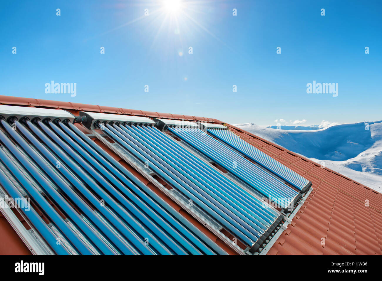 Collecteurs à vide - tubes de chauffage solaire de l'eau Banque D'Images