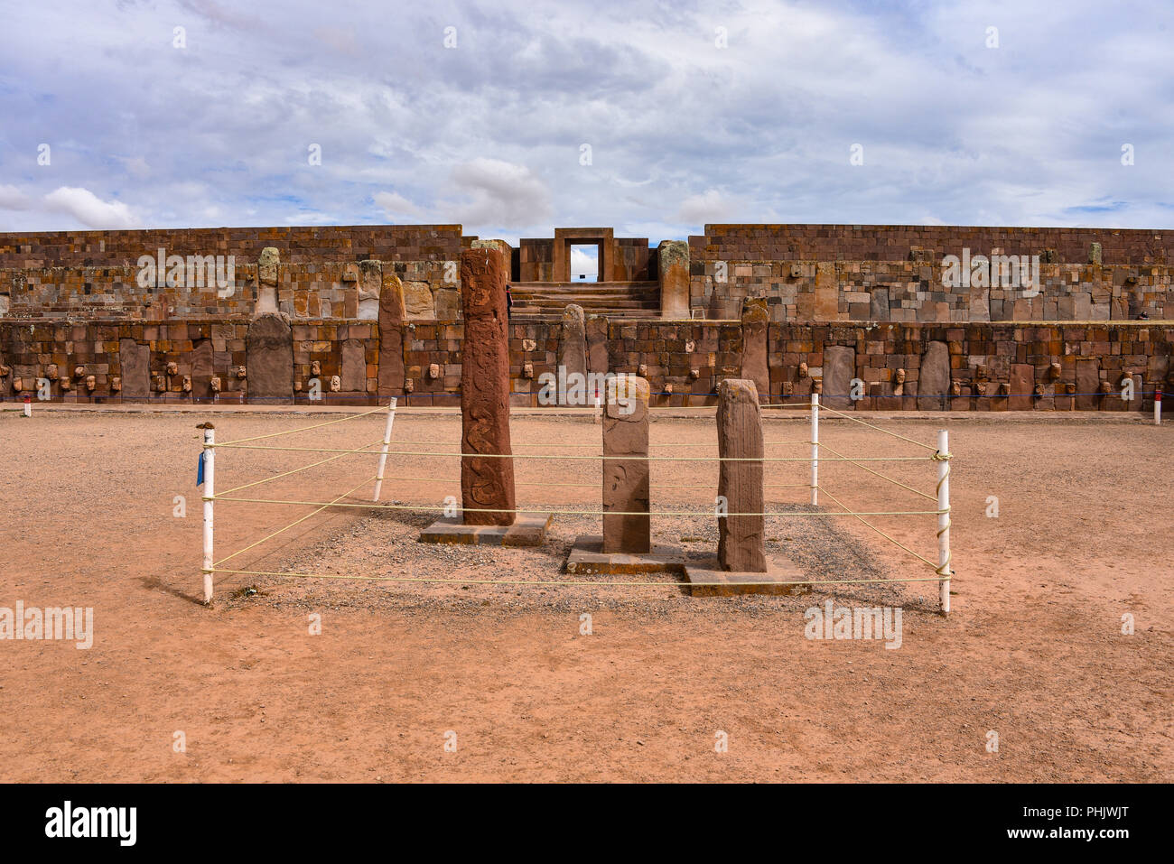 Temple semi-souterraine avec le monolithe Ponce visible dans l'Kalisasaya gateway. Site archéologique de Tiwanaku, La Paz, Bolivie Banque D'Images