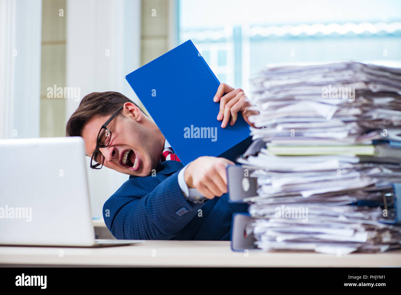 Businessman bourreau aux prises avec pile de papiers Banque D'Images