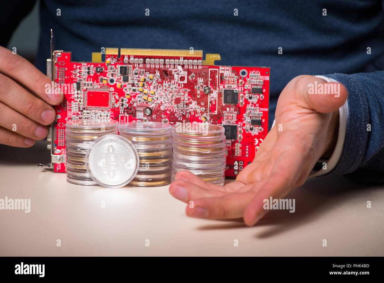 Jeune homme dans le concept d'exploitation minière bitcoin Banque D'Images