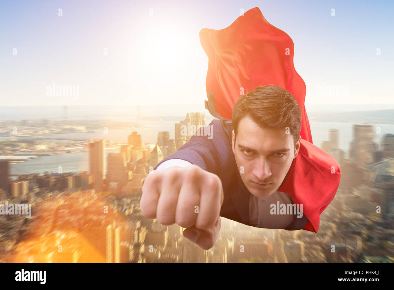 Super héros volant au-dessus de la ville Banque D'Images