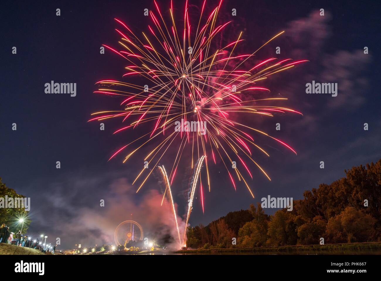 Les artifices de la Maidult avec grande roue à Regensburg, Allemagne Banque D'Images