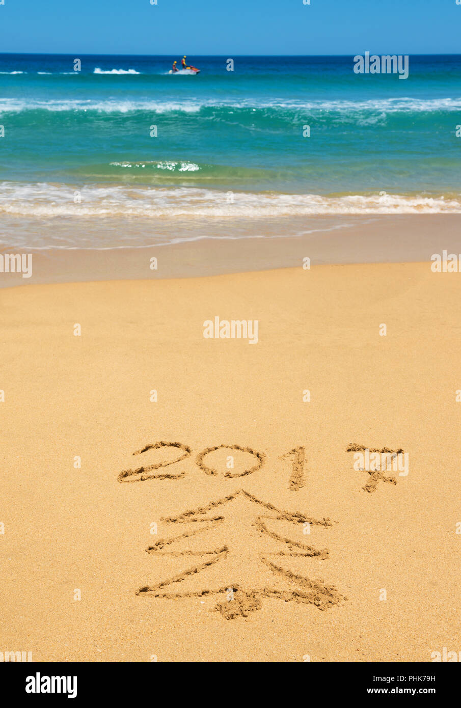 Chiffres 2017 et arbre de Noël sur la plage Banque D'Images