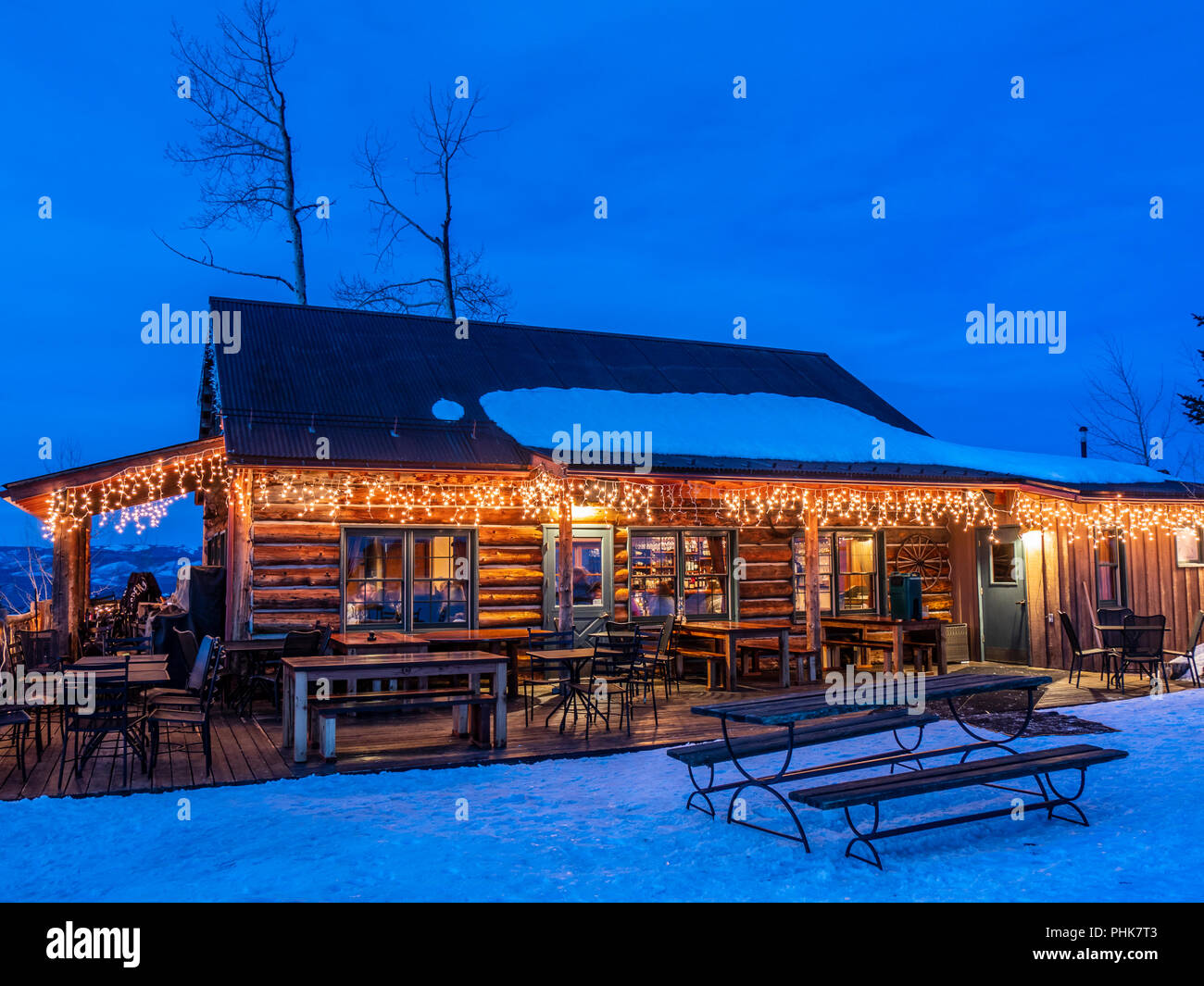 Lynn Britt Cabin au crépuscule, Snowmass Ski Resort, Snowmass Village, Colorado. Banque D'Images