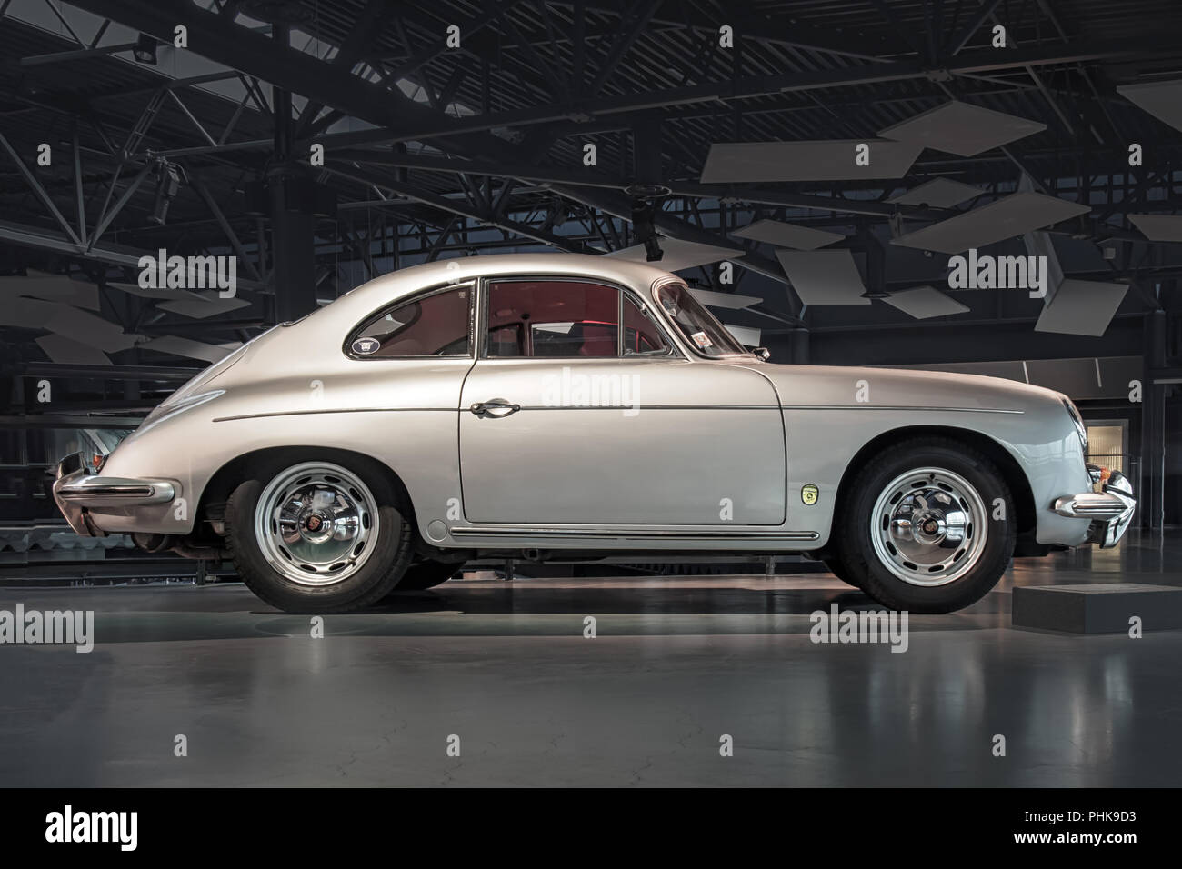 RIGA, Lettonie-AVRIL 18, 2018 : 1961 Porsche 356 B dans le Riga Motor Museum. Banque D'Images