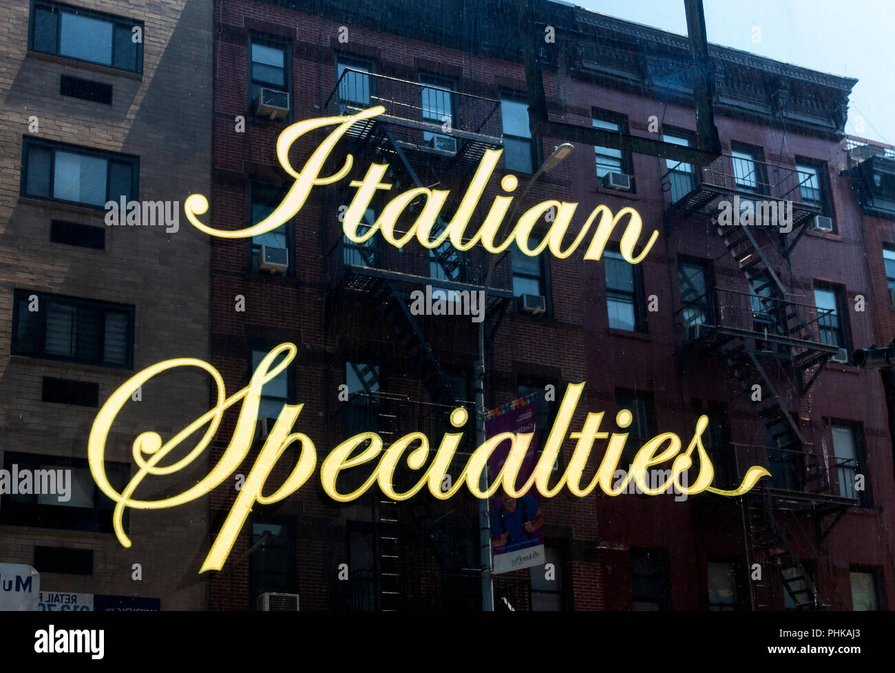 Spécialités italiennes signer dans la fenêtre d'un restaurant italien à Little Italy, New York City Banque D'Images