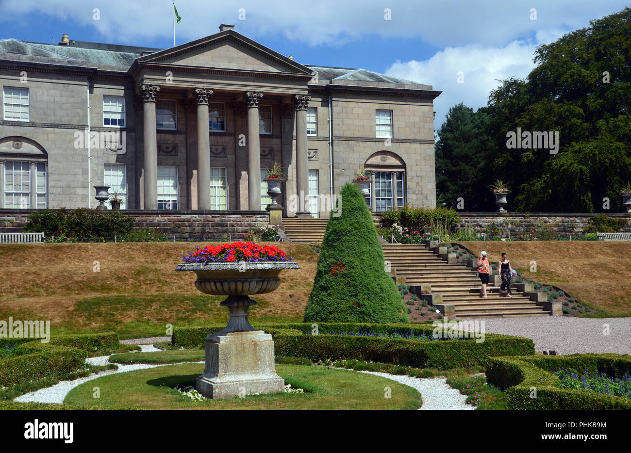 Deux Femmes marchant dans les étapes dans le jardin à l'Italienne à la Mansion House à Tatton Park, Knutsford, Cheshire, Angleterre, Royaume-Uni. Banque D'Images