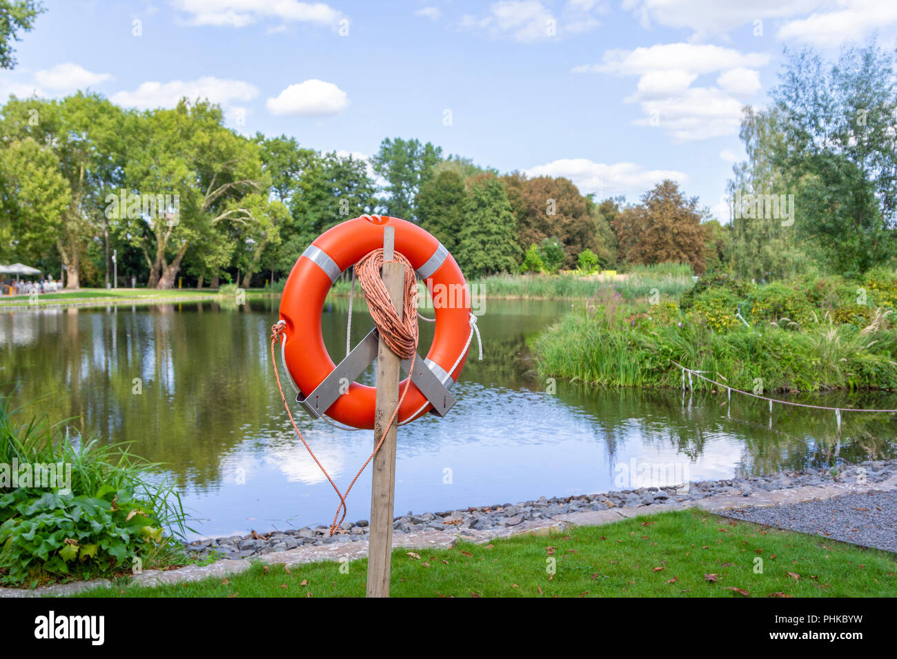 Une bouée de sauvetage au bord du lac Banque D'Images