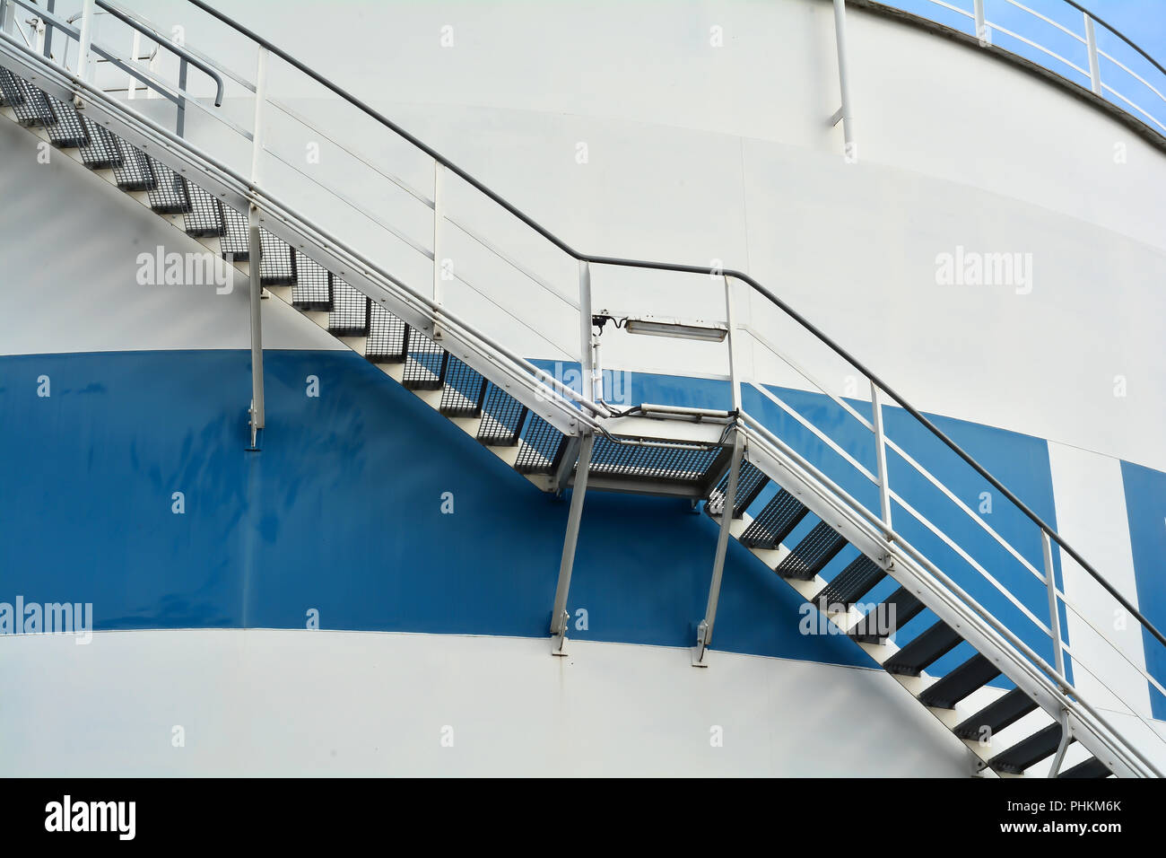 Les escaliers d'un réservoir de carburant dans le port de Magdeburg Banque D'Images