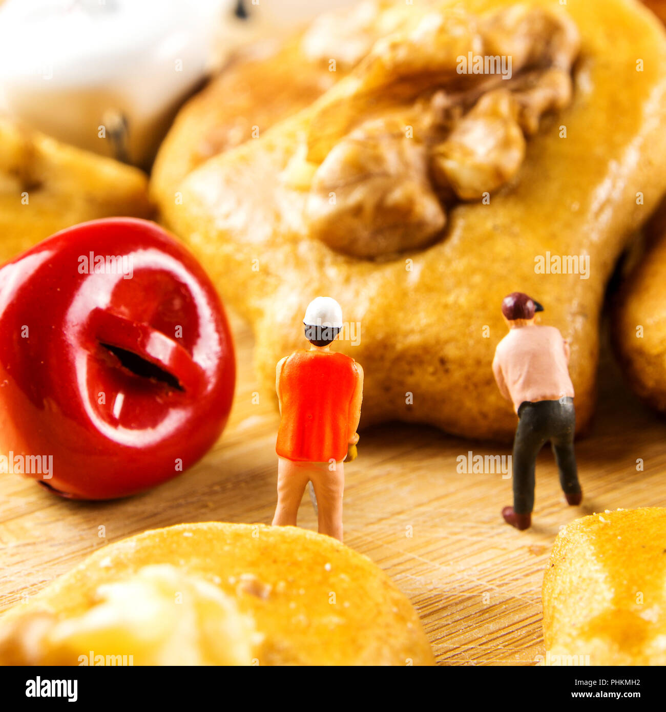 Le pain d'épice gâteaux miniatures avec gros plan sur le fond en bois traditionnel, les biscuits de Noël Banque D'Images