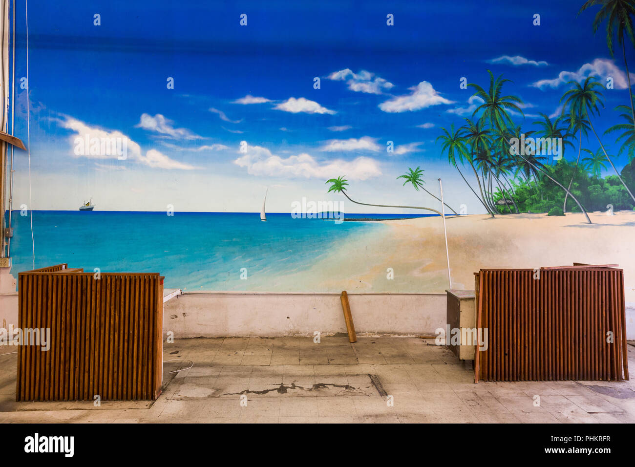 L'espace de bureau laid avec une grande peinture murale représentant belle scène de plage tropicale. Banque D'Images