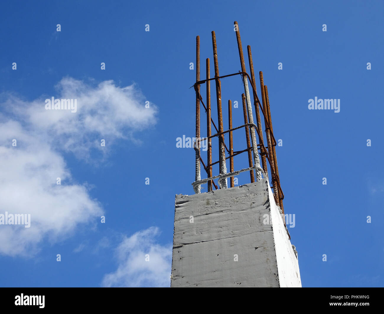 Colonne en béton de renforcement dans le cadre de la structure du bâtiment sur le chantier de construction. La barre de renfort sur le dessus de la colonne prêt pour l'étape suivante de const Banque D'Images