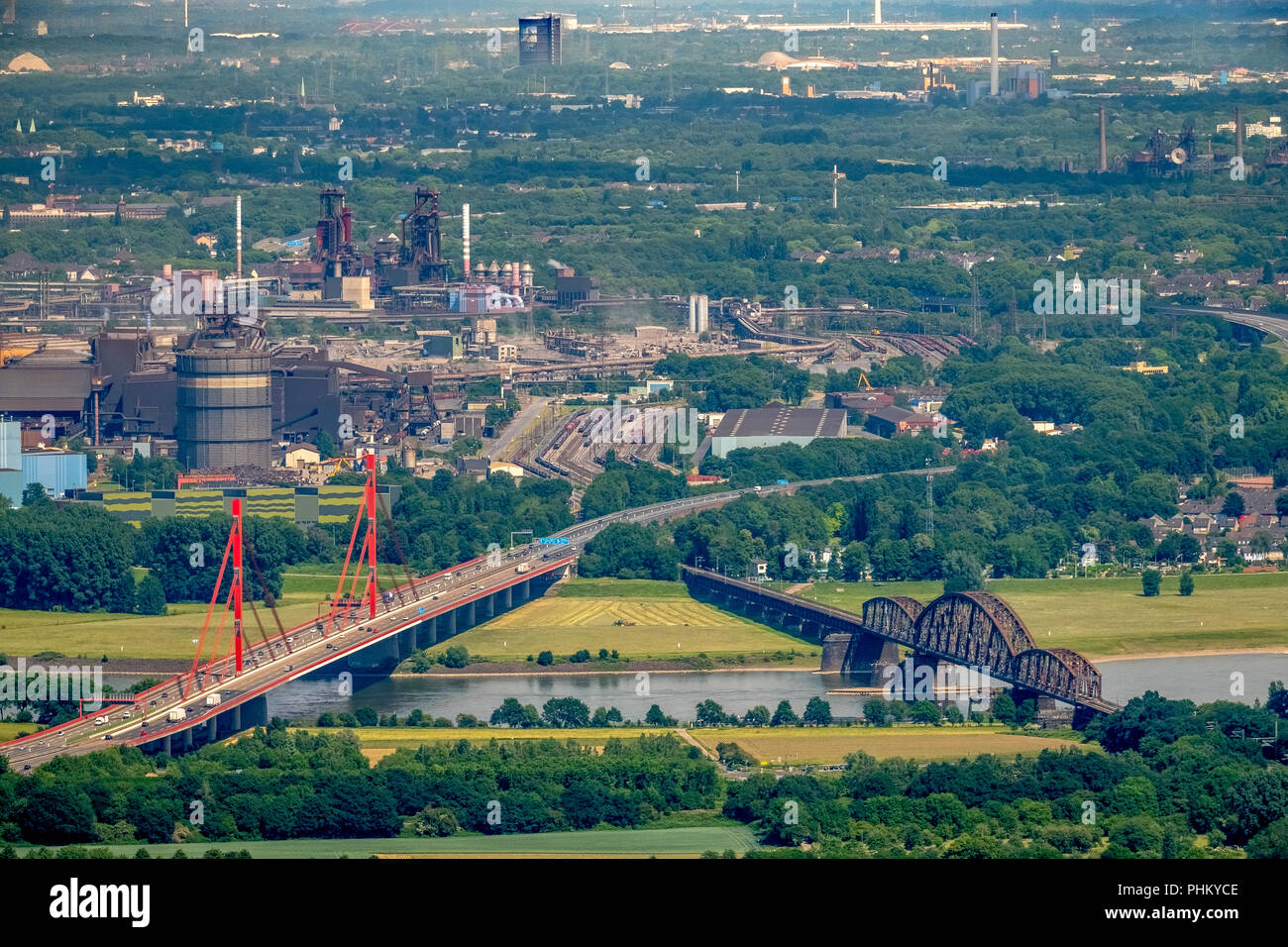 Photo aérienne, vue de l'ouest sur le Rhin pour le district Beeckerwerth à Duisburg, Rhin arch avec pont de chemin de fer pont de chemin de fer et Haus-Knipp Banque D'Images