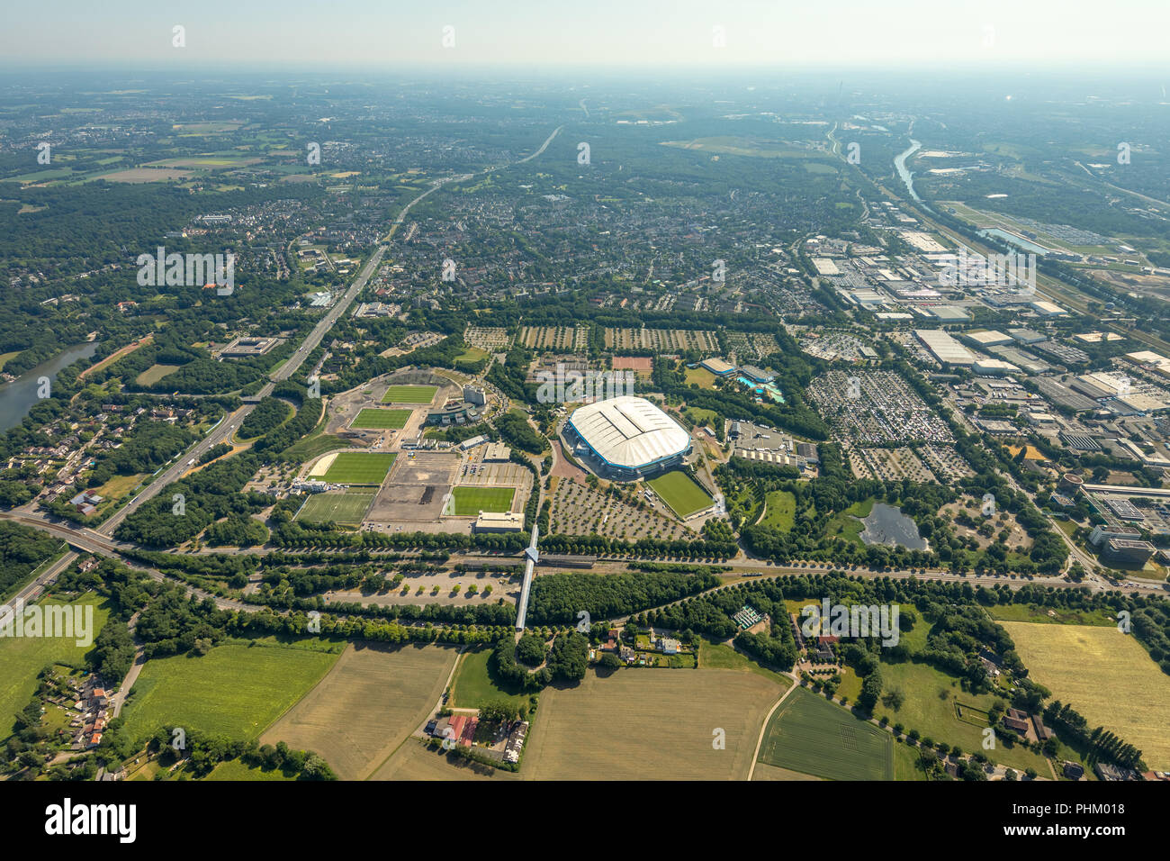 Vue aérienne, l'ARENA PARK Gelsenkirchen, Veltins-Arena, Arena AufSchalke dans Gelsenkirchen est le stade de soccer du club de football allemand, le FC Schalke 04 Banque D'Images