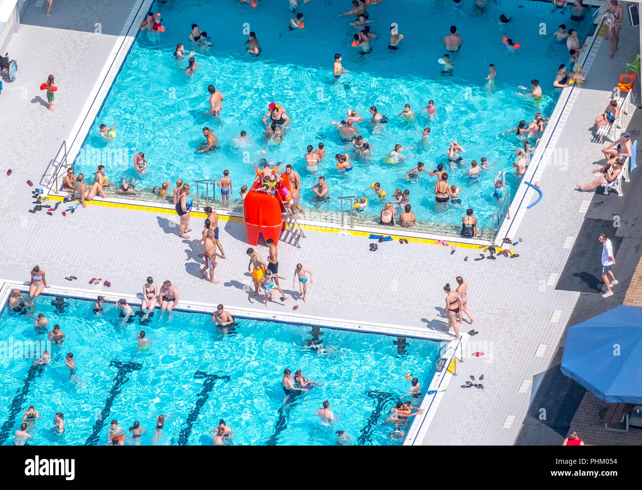 Photo aérienne de l'Friedrich-Wennmann-Bad à Mülheim an Heißen, piscine extérieure avec piscine extérieure sur le dernier jour de la période des fêtes, Mülheim an der Ruhr, Ruh Banque D'Images