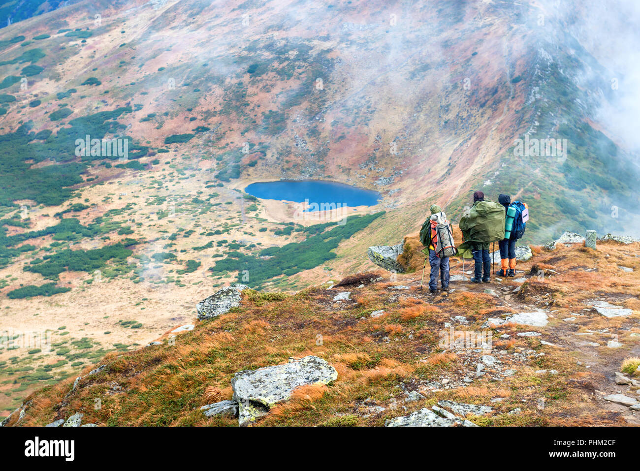 Groupe de personnes dans les montagnes de randonnée Banque D'Images