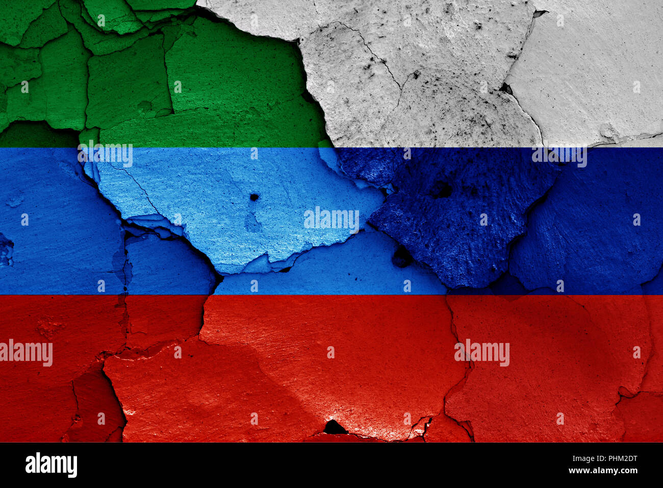 Drapeaux du Daghestan et de Russie peint sur mur fissuré Banque D'Images