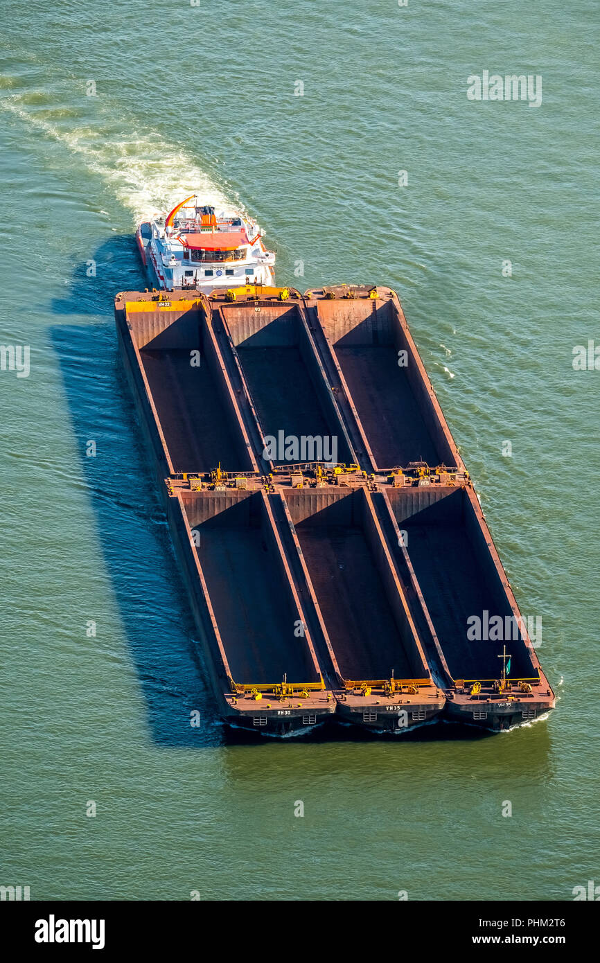 Poussez fort bateau avec six péniches sur le Rhin près de Wesel, la navigation intérieure, la navigation rhénane, à Wesel en NRW. Wesel, Rhénanie, ville hanséatique, Banque D'Images