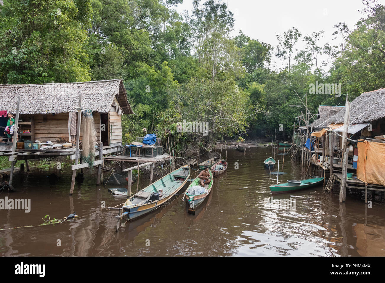 Riverside village, rivière Sekonyer, parc national de Tanjung Puting, Kalimantan Banque D'Images