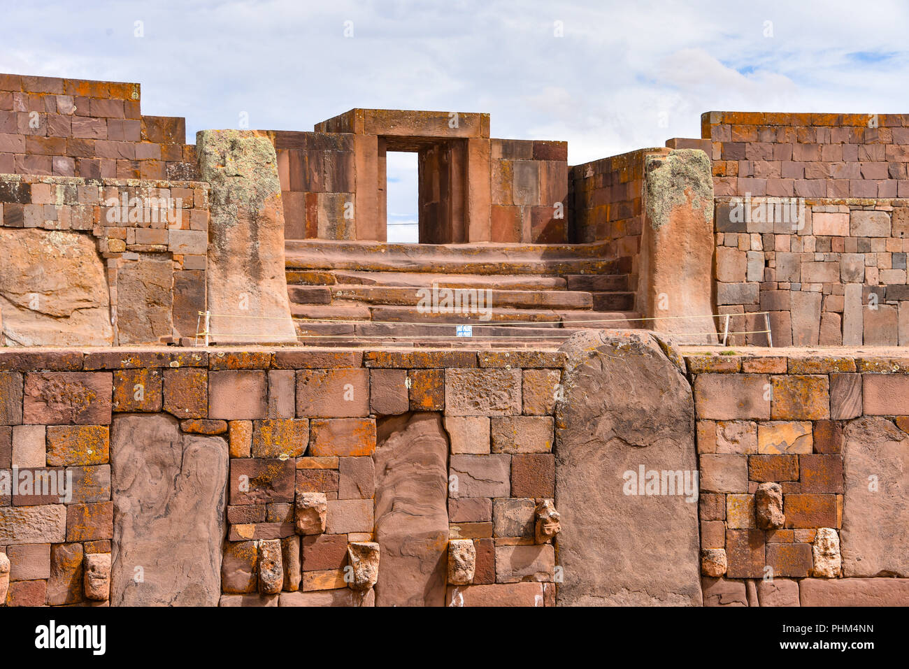 Temple semi-souterraine avec le monolithe Ponce visible dans l'Kalisasaya gateway. Site archéologique de Tiwanaku, La Paz, Bolivie Banque D'Images