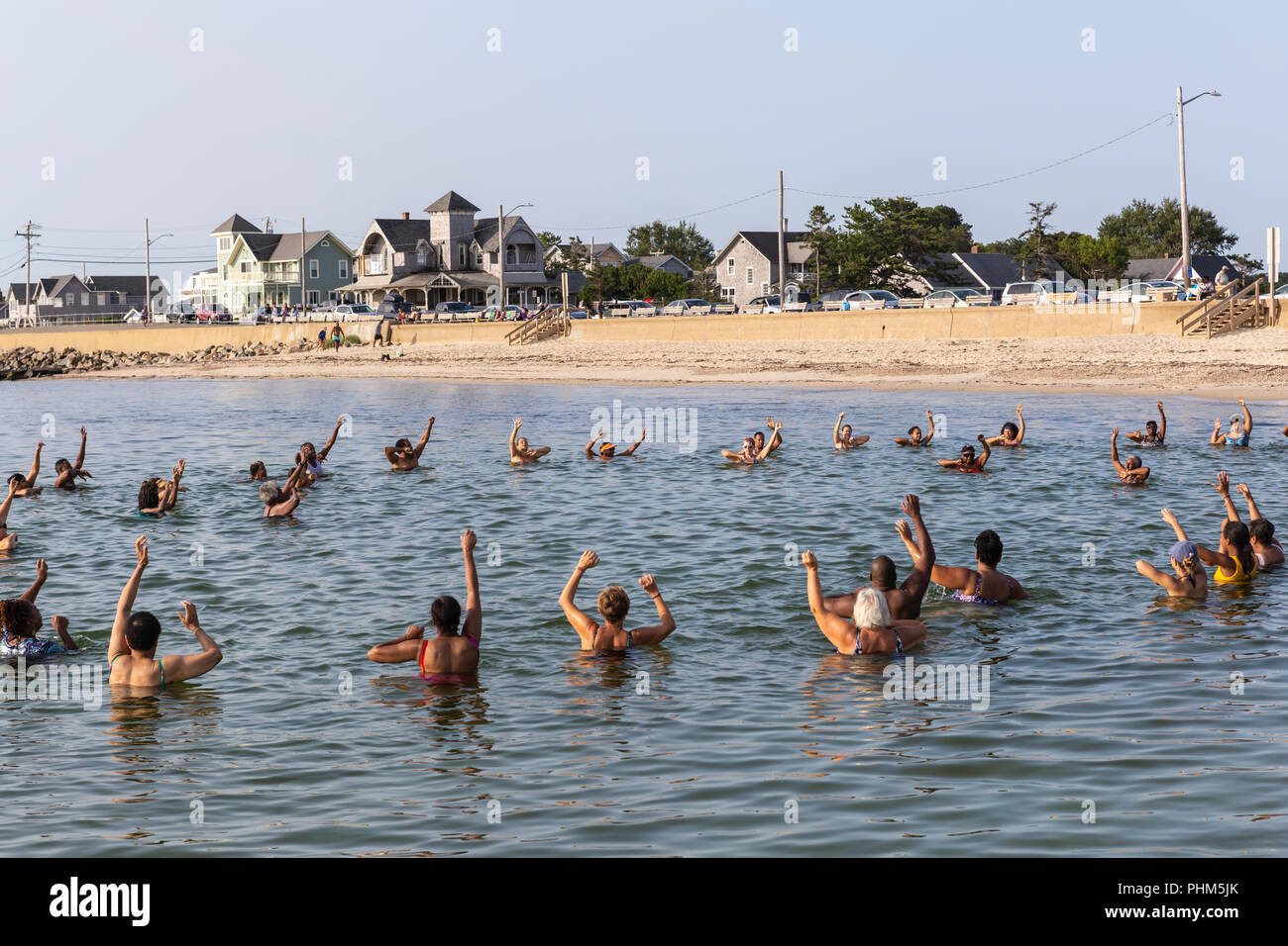 L 'Ours polaires' se rassemblent pour une baignade matinale, l'exercice, et la prière dans l'eau au large de Inkwell Beach à Oak Bluffs, Massachusetts sur Martha's Vineyard. Banque D'Images