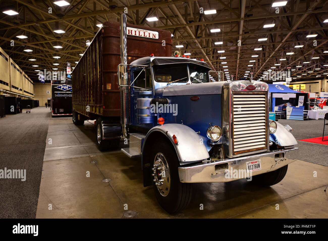 Une rare 1970 Peterbilt classic American truck s'affiche à la 2018 Great American Truck Show à Dallas, Texas, USA. Banque D'Images