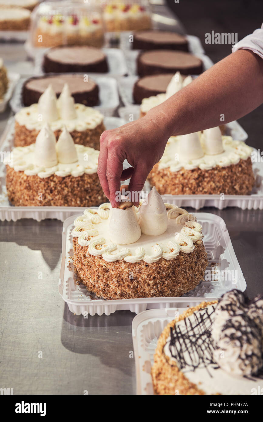 La production de gâteaux manuel Banque D'Images